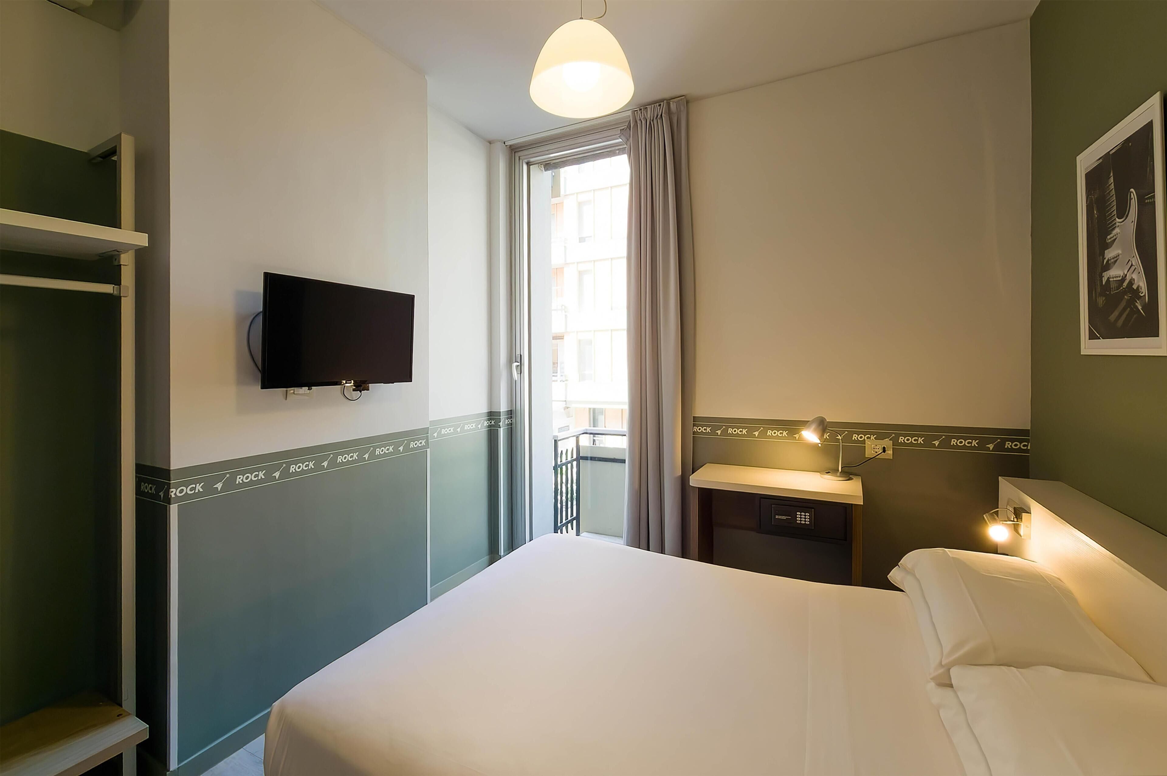 Comfort Room, 1 Queen Bed, Non Smoking | Down comforters, desk, laptop workspace, free WiFi