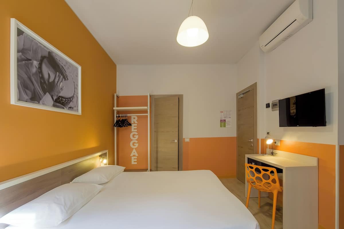 Deluxe Double Room | Gebar bulu kapas, meja, ruang kerja komputer riba, Wi-fi percuma