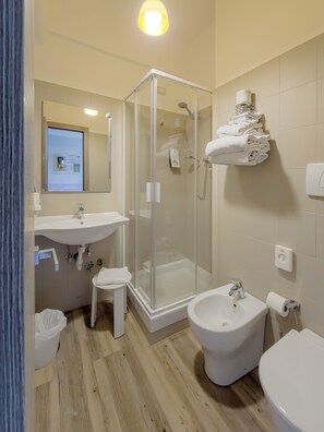 Banyera profunda, capçal de dutxa tipus cascada, bidet i tovalloles 