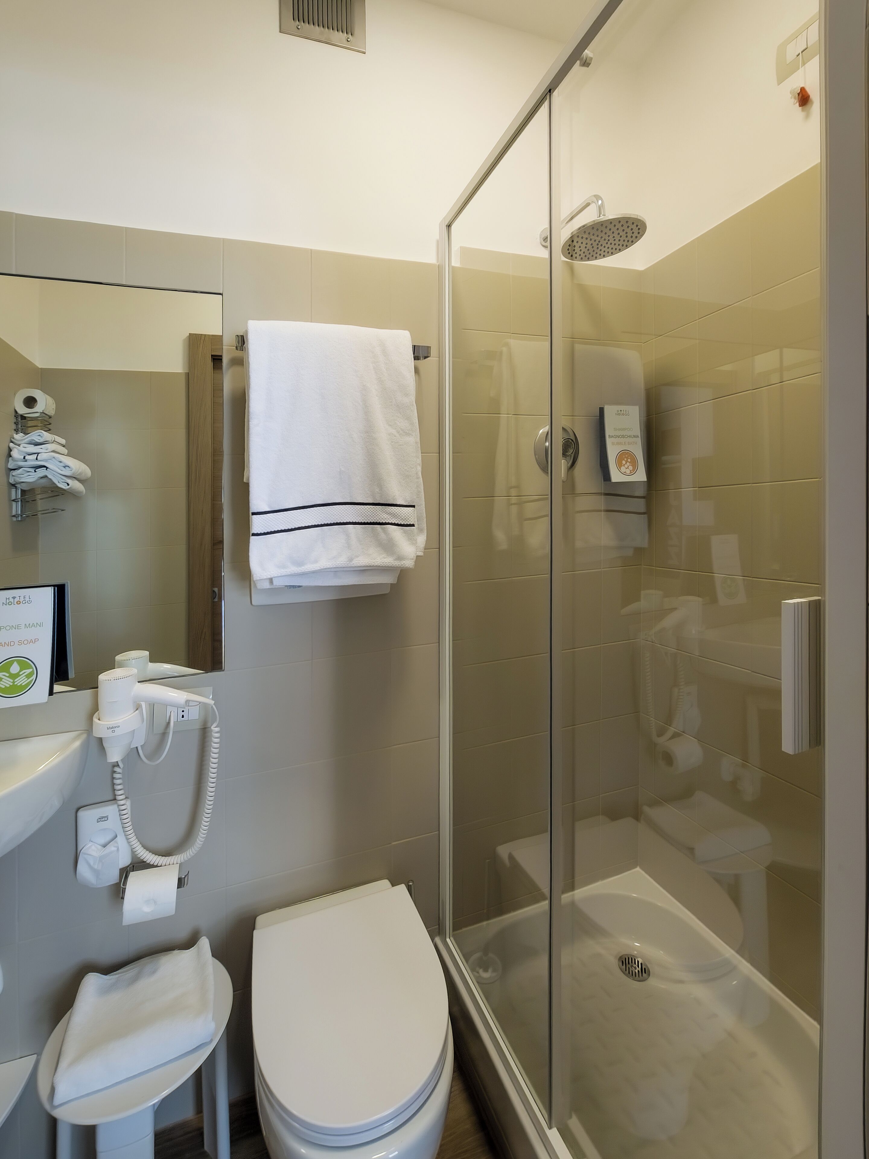 comfort double room | bathroom | deep-soaking bathtub, rainfall showerhead, bidet, towels