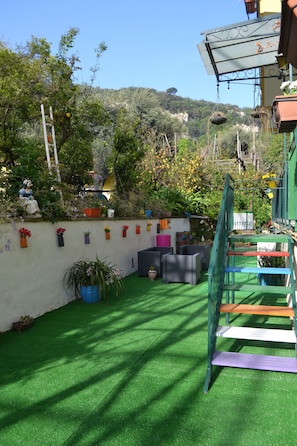 Appartement Confort, 1 très grand lit et 1 canapé-lit | Vue de la chambre