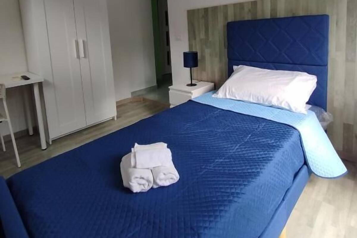 舒適單人房 | 義大利 Frette 床單、客房內保險箱、書桌、熨斗/熨衣板