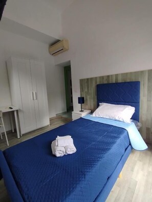 Enkeltrom – comfort | Italienske Frette-laken, safe på rommet, skrivebord og strykejern/-brett