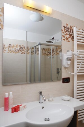 Combined shower/tub, hair dryer, towels - Residence Marisol (Mezzana)