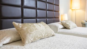 Classic-Doppelzimmer, Balkon, Stadtblick | Daunenbettdecken, Zimmersafe, Schreibtisch, Verdunkelungsvorhänge