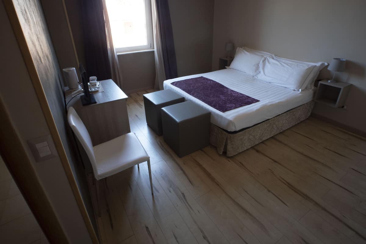 Habitación doble | Minibar, caja de seguridad en la habitación y escritorio