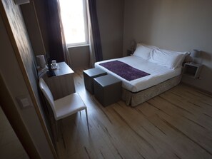 Habitació doble | Minibar, caixa forta a l'habitació i escriptori 