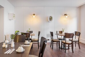 Daily buffet breakfast (EUR 5 per person) - Signature Hotel Astoria Hamburg (Hamburg)