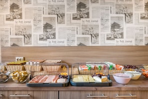 Daily buffet breakfast (EUR 5 per person) - Signature Hotel Astoria Hamburg (Hamburg)