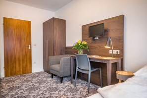 Desk, soundproofing, free WiFi, bed sheets - Signature Hotel Astoria Hamburg (Hamburg)