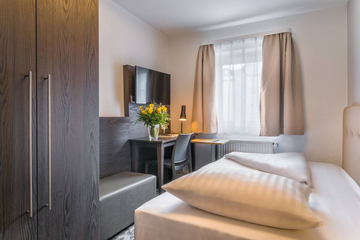 Een bureau, geluiddichte muren, gratis wifi, beddengoed