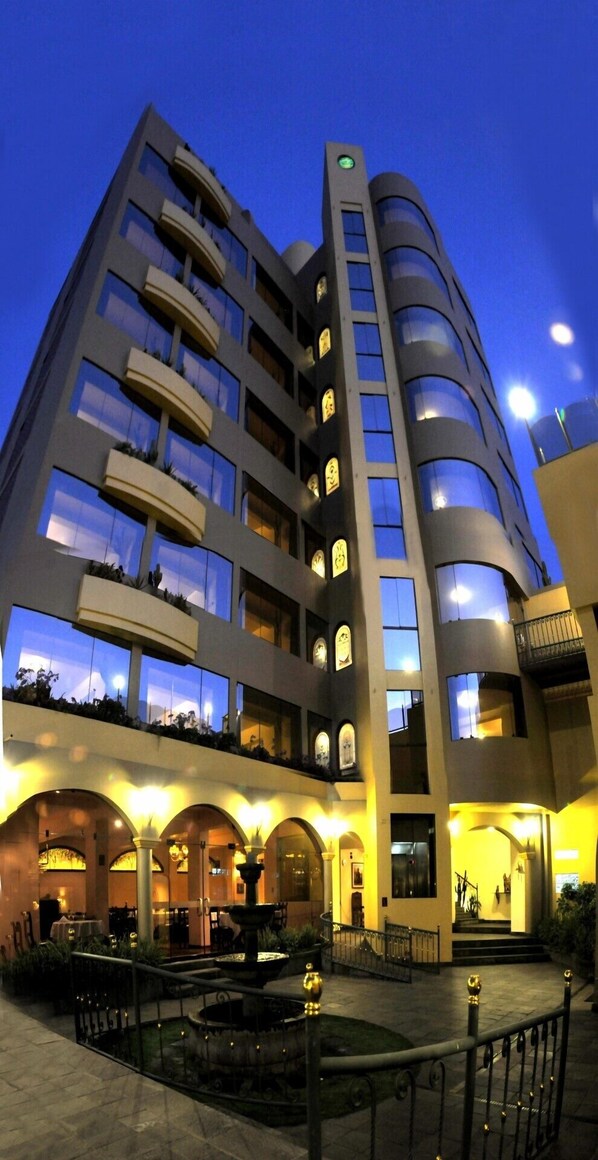 Front of property - evening/night - El Cabildo Hotel Arequipa (Arequipa)