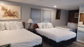 Luxury Studio Suite, Multiple Beds (3 Double Beds) | Desk, soundproofing, iron/ironing board, free WiFi