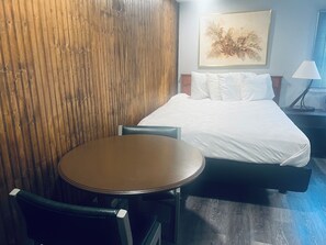 Familiekamer, 1 slaapkamer | Een bureau, geluiddichte muren, een strijkplank/strijkijzer, gratis wifi
