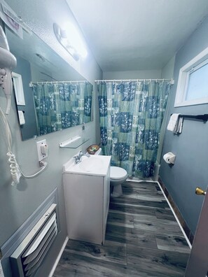 Shower, free toiletries, hair dryer, towels - Falls Motel (Niagara Falls)