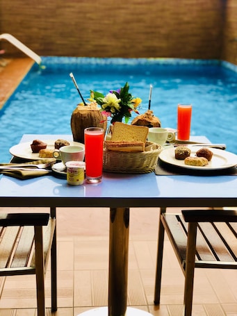 Utomhuspool och solstolar