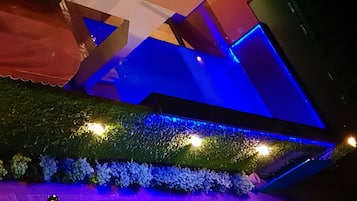 Alberca al aire libre y camastros