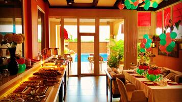 Desayuno buffet (USD 25 por persona)