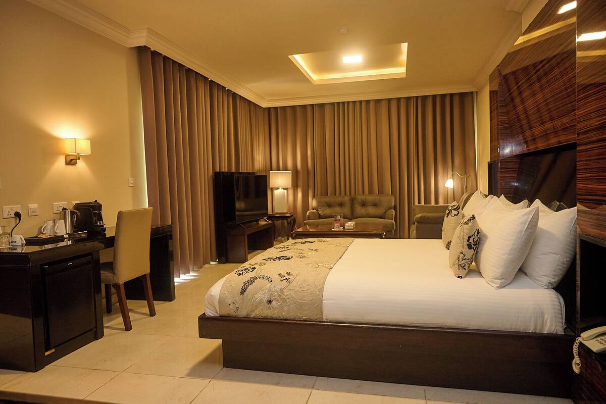 Executive Room, Non Smoking, Balcony | Frette Italian sheets, premium bedding, down comforters, pillowtop beds