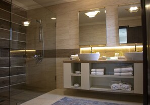 Presidential-Suite | Badezimmer | Dusche, Designer-Toilettenartikel, Haartrockner, Hausschuhe