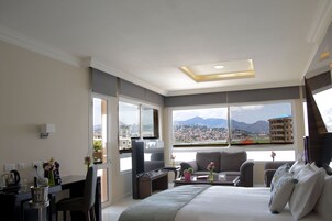 Executive Suite | Frette Italian sheets, premium bedding, down comforters, pillowtop beds