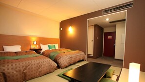 Una habitación de hotel con dos camas, una mesita y una mesita de noche.