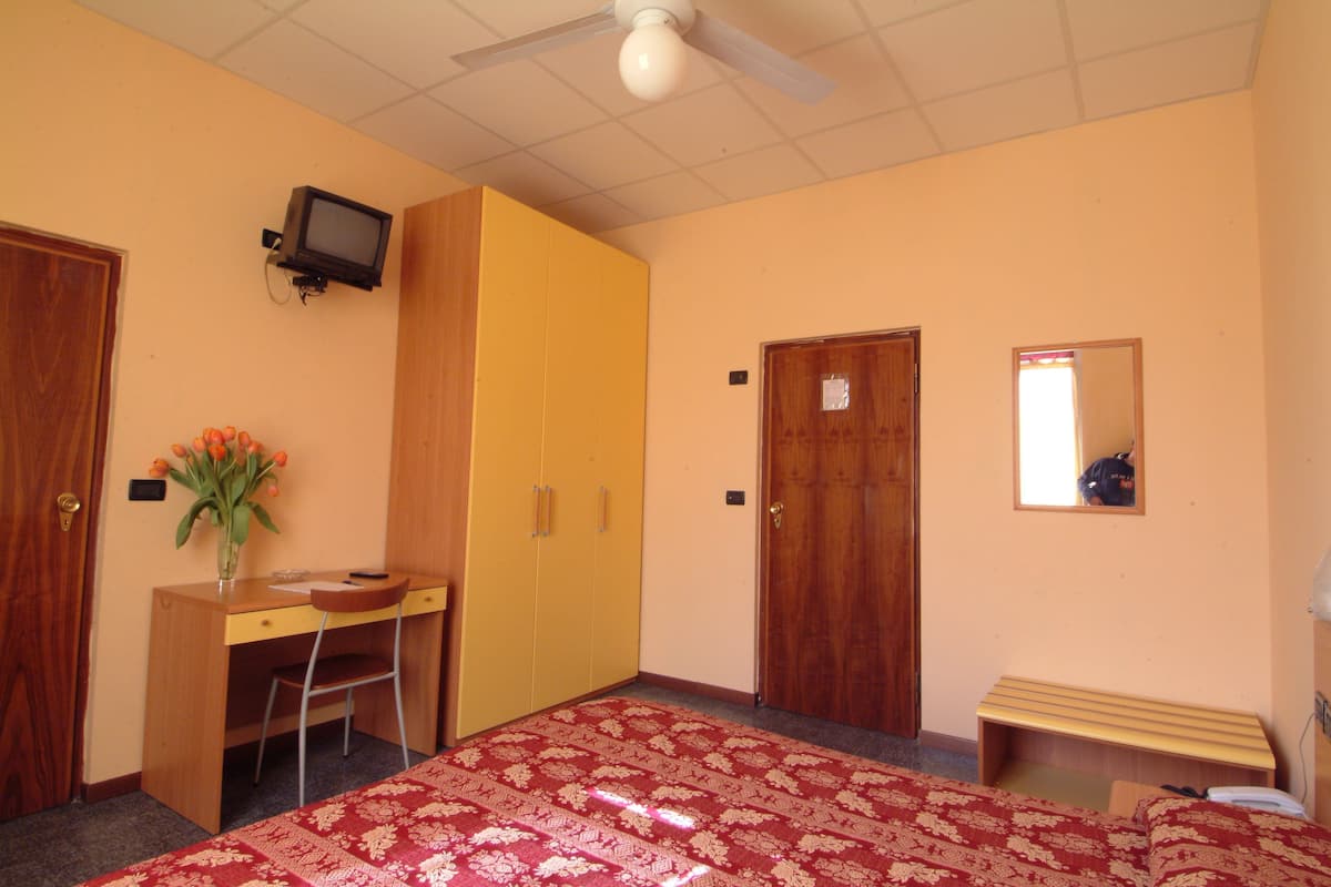 Family Room | Desk, WiFi (free)