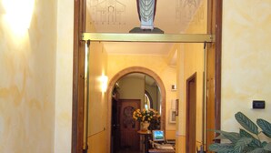 Interior entrance - Hotel San Geminiano (Modena)
