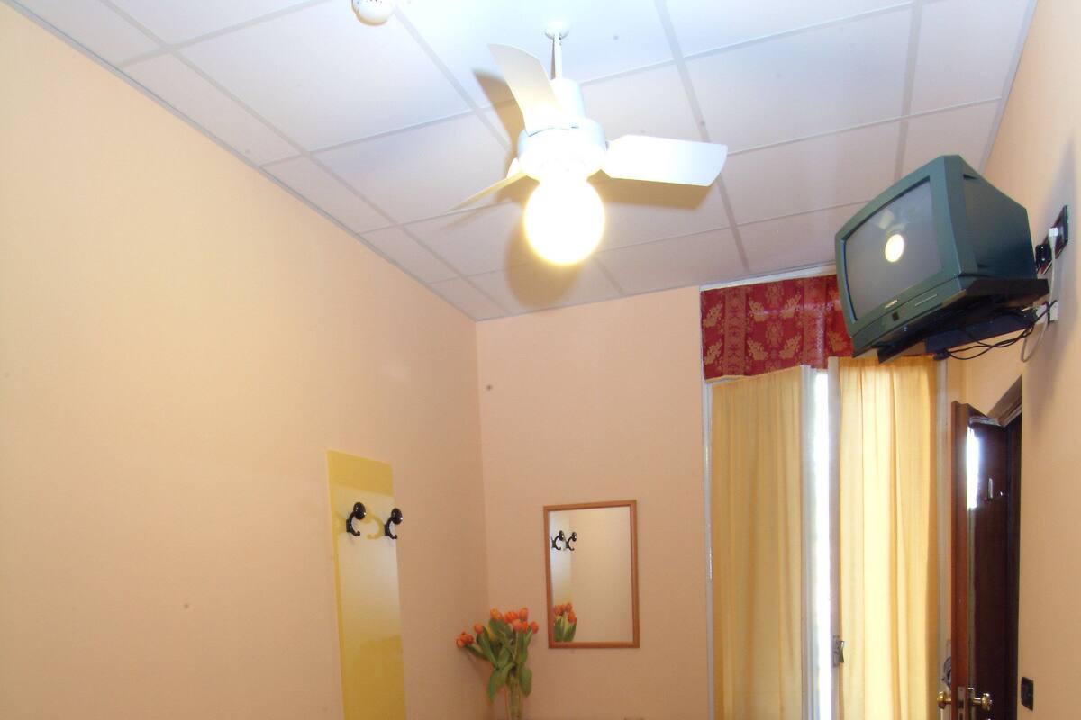 Single Room | Desk, WiFi (free)