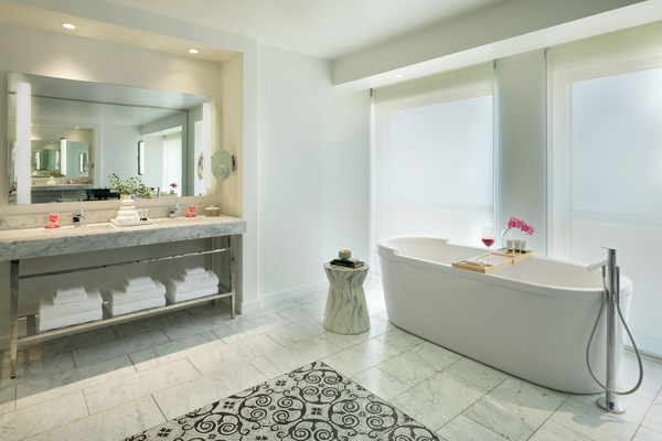 Suite, 1 Tempat Tidur King | Kamar mandi | Pancuran hujan, perlengkapan mandi desainer, dan pengering rambut