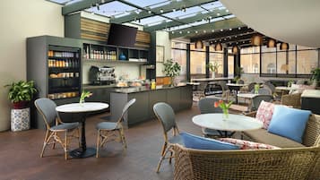 Dinner served, American cuisine