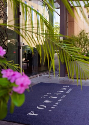 Exterior detail - The Fontaine (Kansas City)