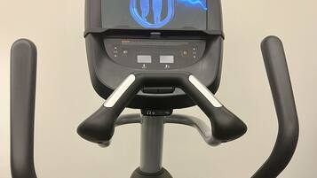 Ein Indoor-Fahrrad mit digitalem Display und Bedienfeld.