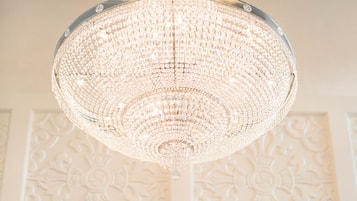 Un candelabro con diseño de cristal.