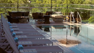 Alberca al aire libre por temporada y camas balinesas (con cargo)