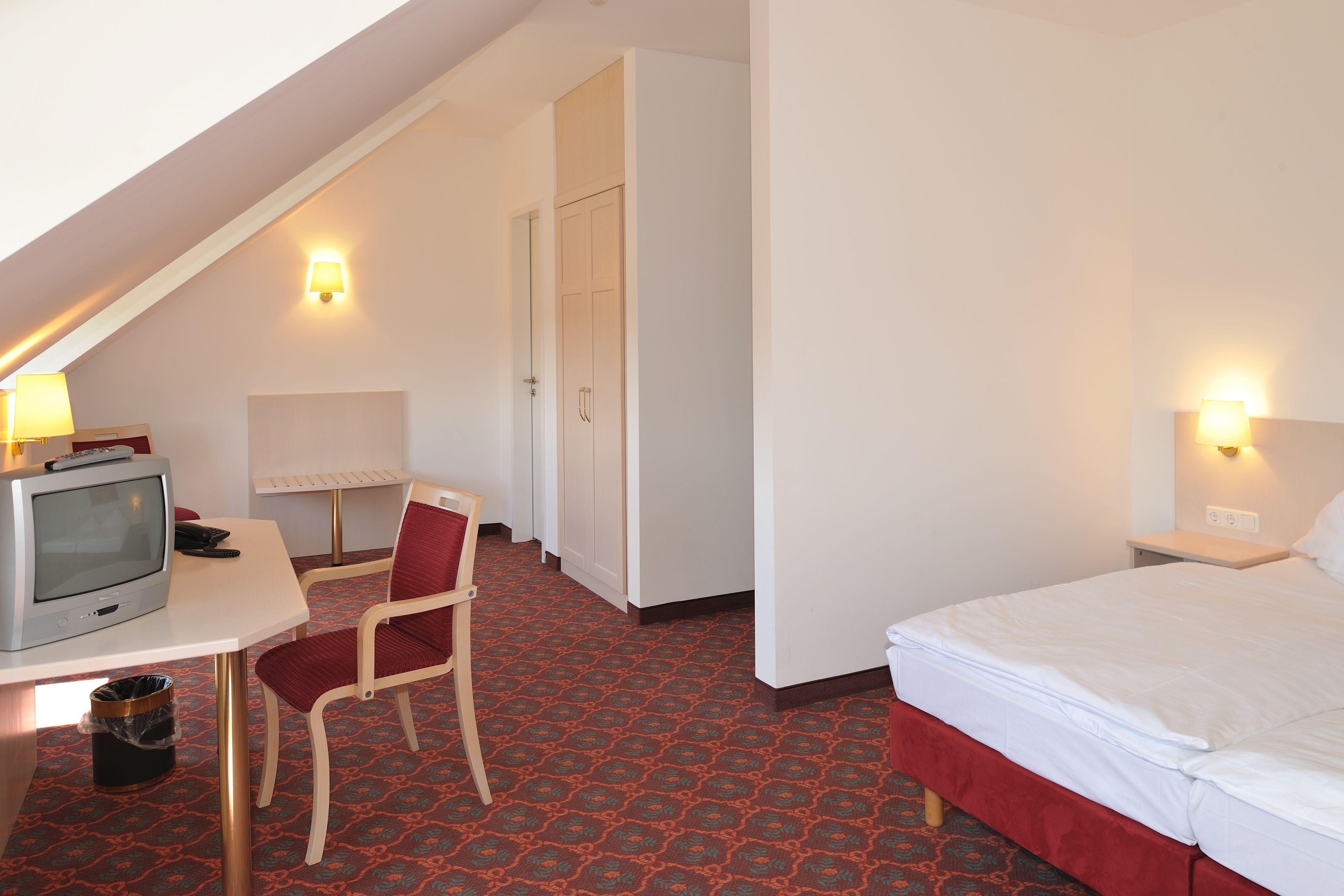 desk, blackout curtains, soundproofing, free wifi