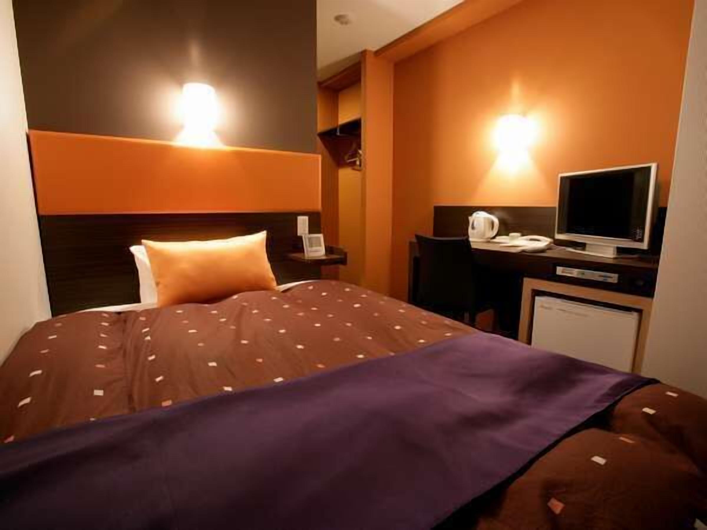 羽絨被、房內夾萬、書桌、隔音