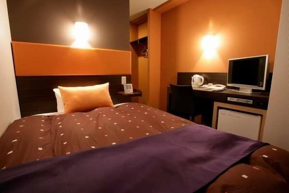 single room, 1 large single bed, non smoking | down duvets, in-room safe, desk, soundproofing