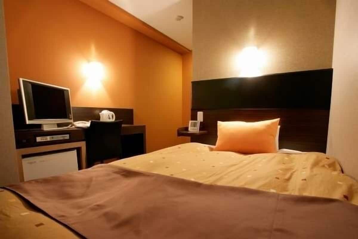 Single Room, 1 Large Single Bed, Smoking | Down duvets, in-room safe, desk, soundproofing