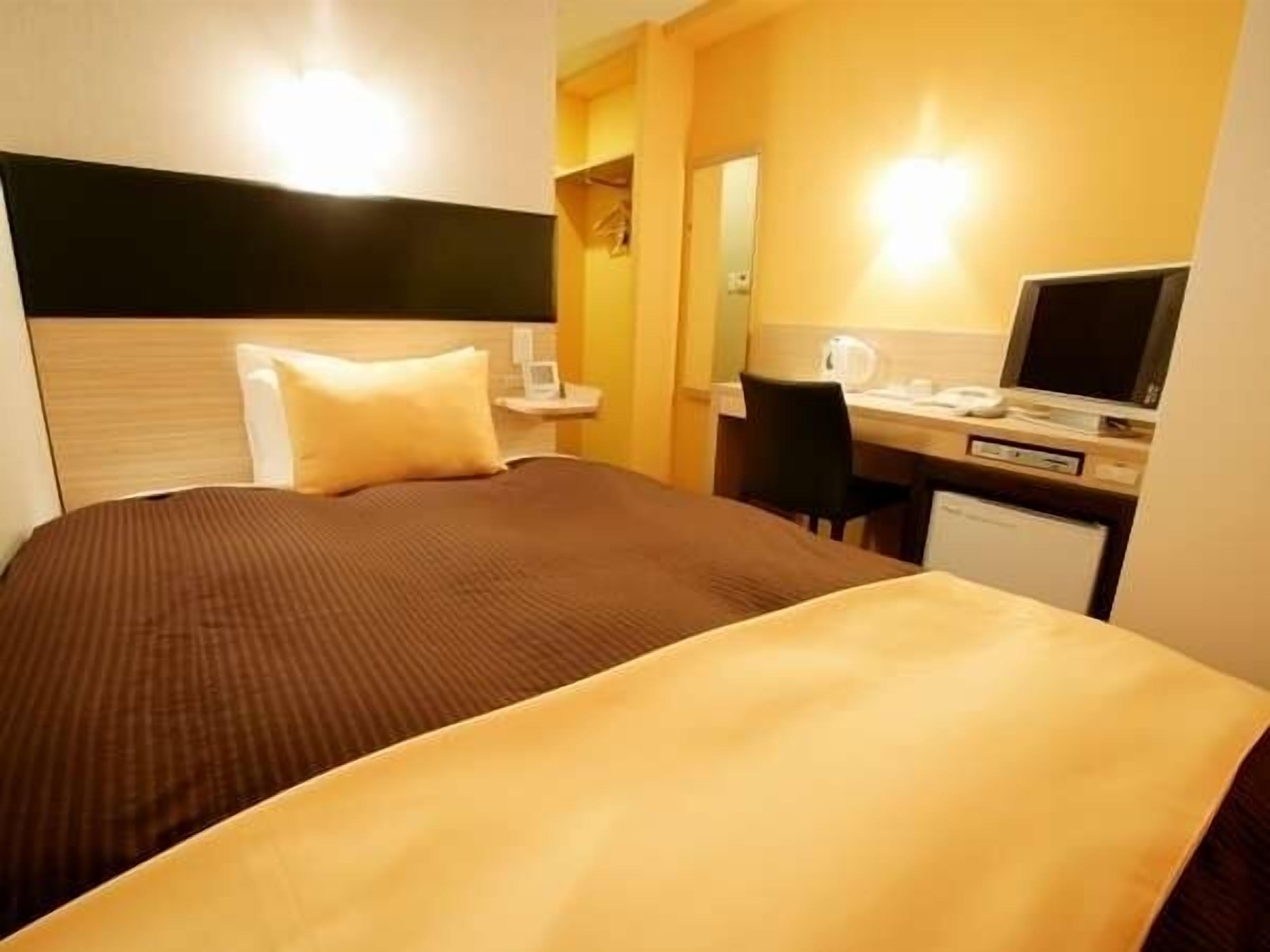 single room, 1 large single bed, non smoking | down duvets, in-room safe, desk, soundproofing