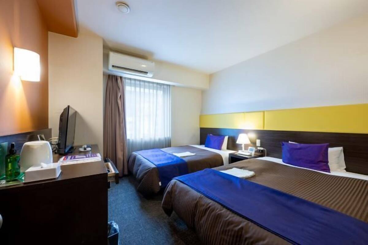 Down comforters, in-room safe, desk, soundproofing