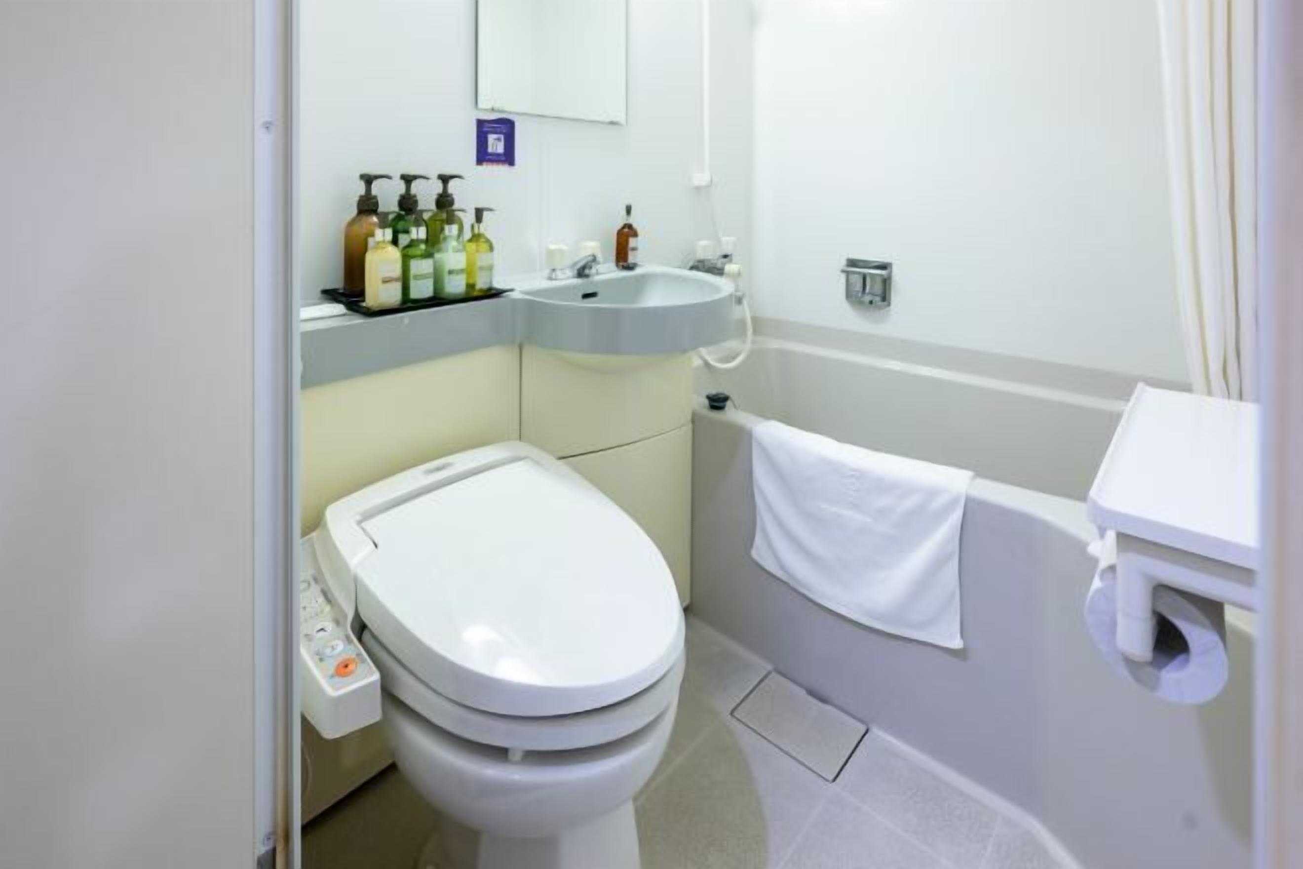 淋浴设施、免费洗浴用品、吹风机、浴袍