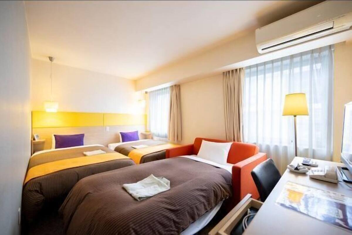 Down comforters, in-room safe, desk, soundproofing