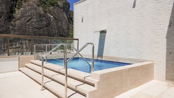 Piscina externa, espreguiçadeiras