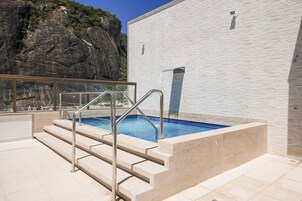 室外游泳池，日光浴躺椅