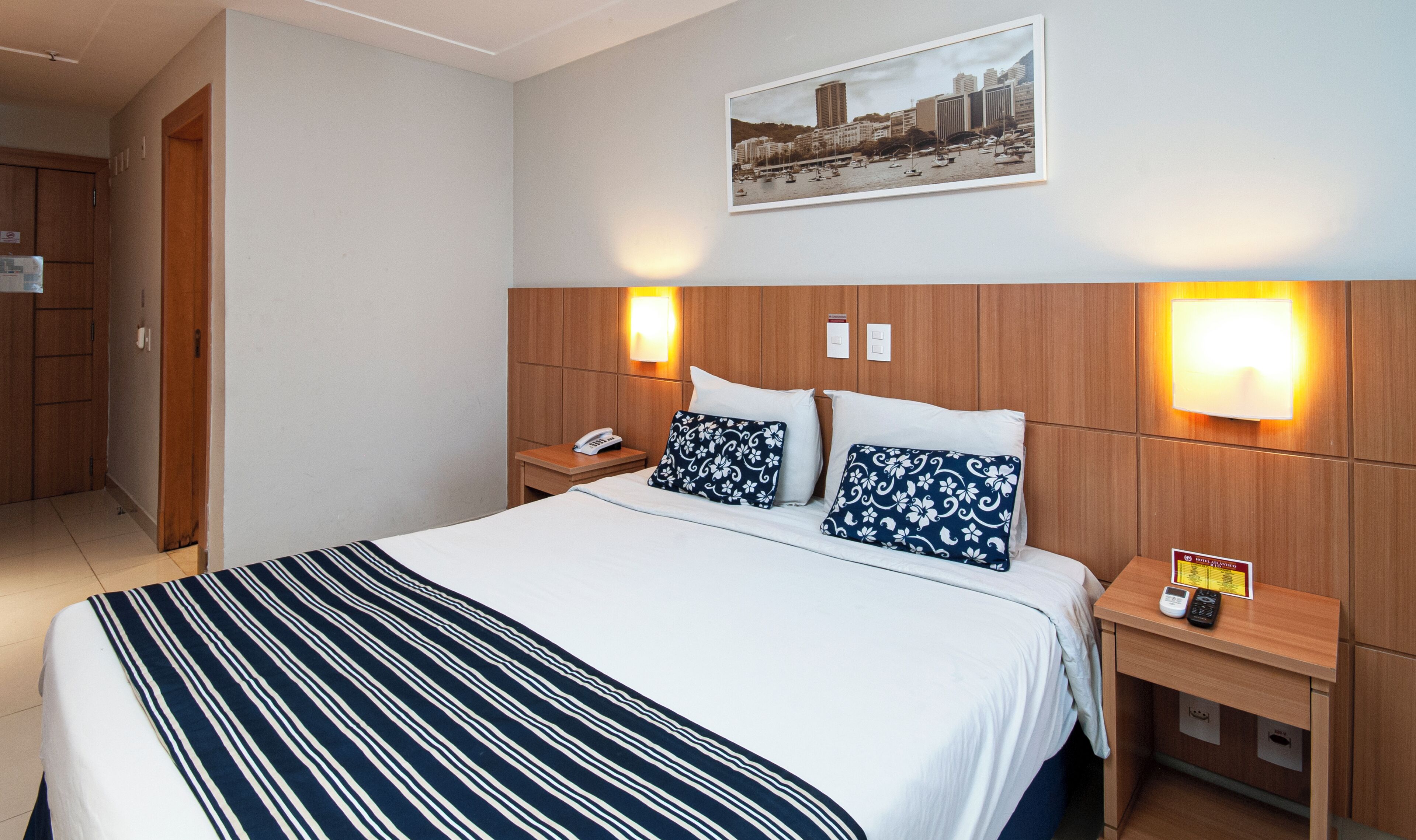 Een minibar, een kluis op de kamer, een bureau, geluiddichte muren