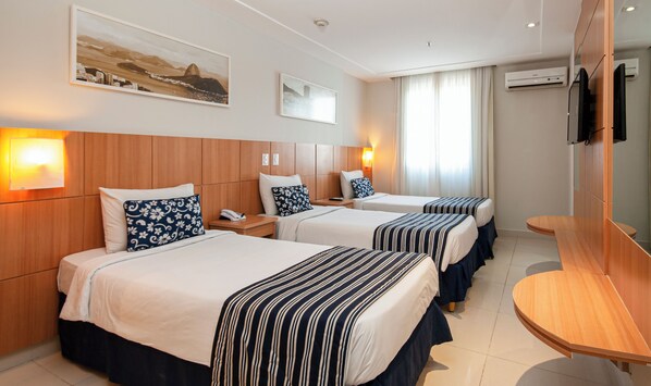 Habitación triple Deluxe, 3 camas individuales | Minibar, caja de seguridad en la habitación y escritorio 