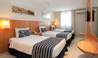 Habitación triple Deluxe, 3 camas individuales | Minibar, caja fuerte, escritorio y sistema de insonorización