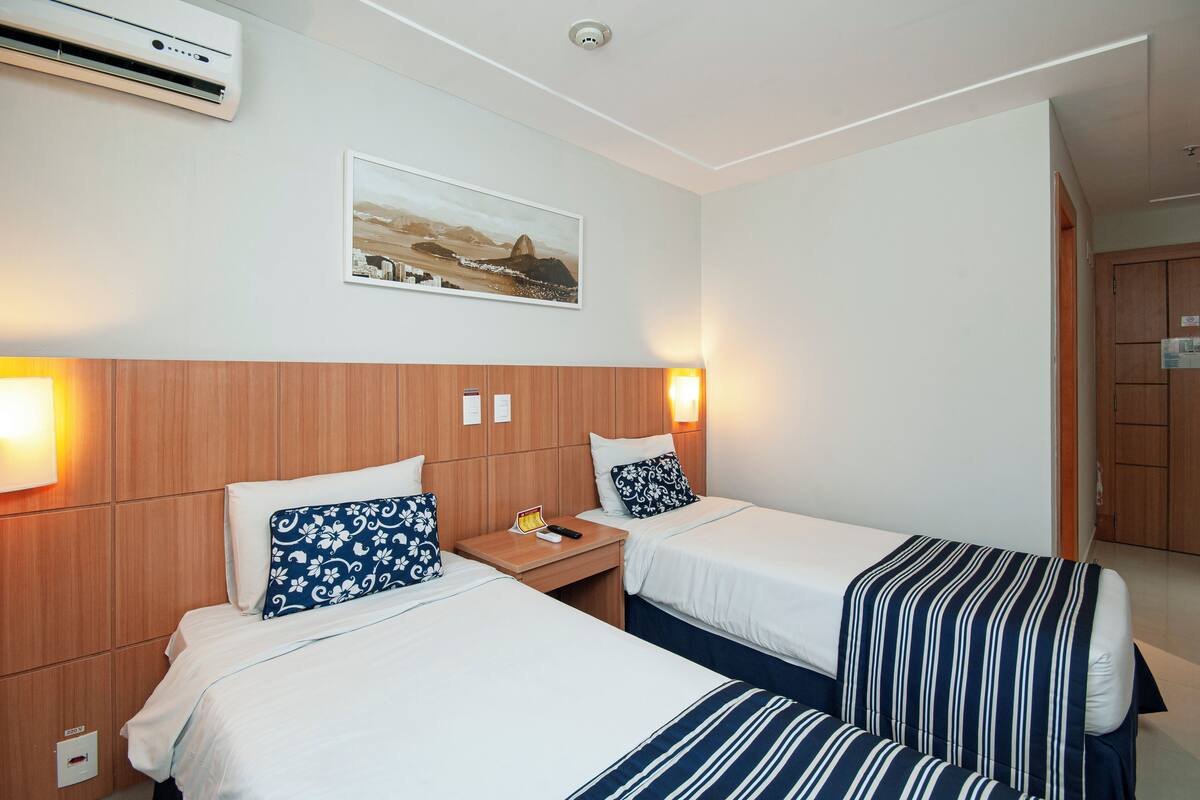Deluxe Twin Room, 2 Twin Beds | Minibar, in-room safe, desk, soundproofing