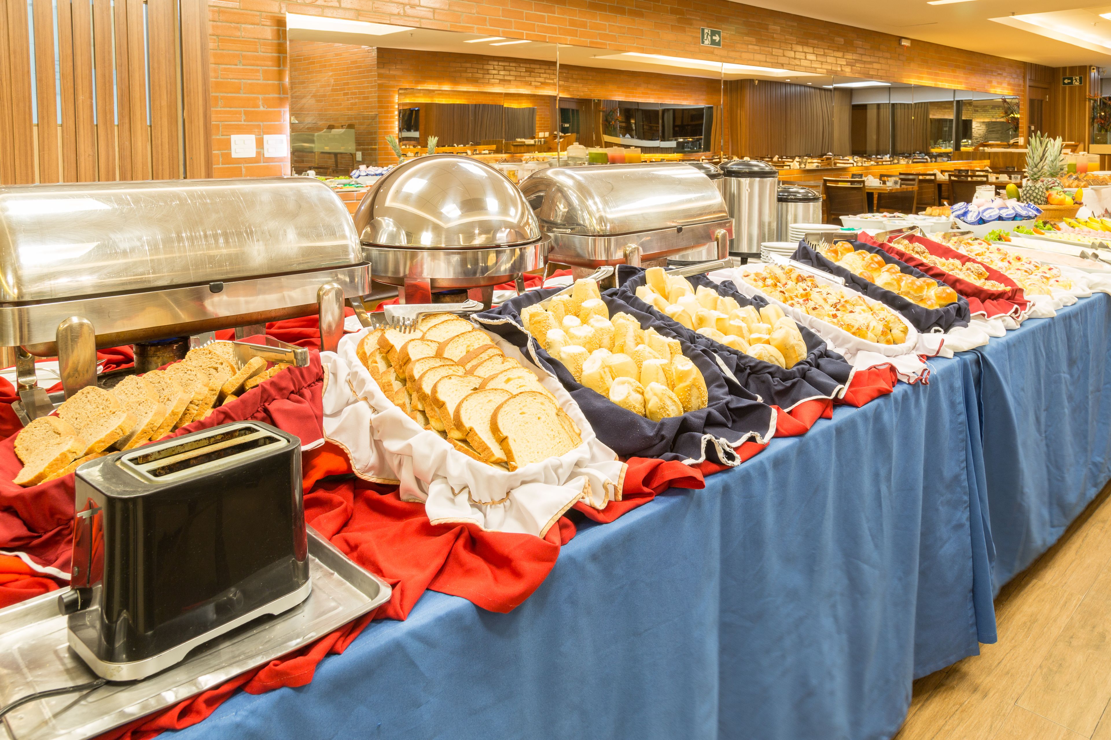 Un bufé con diversas opciones de comida y un tostador.